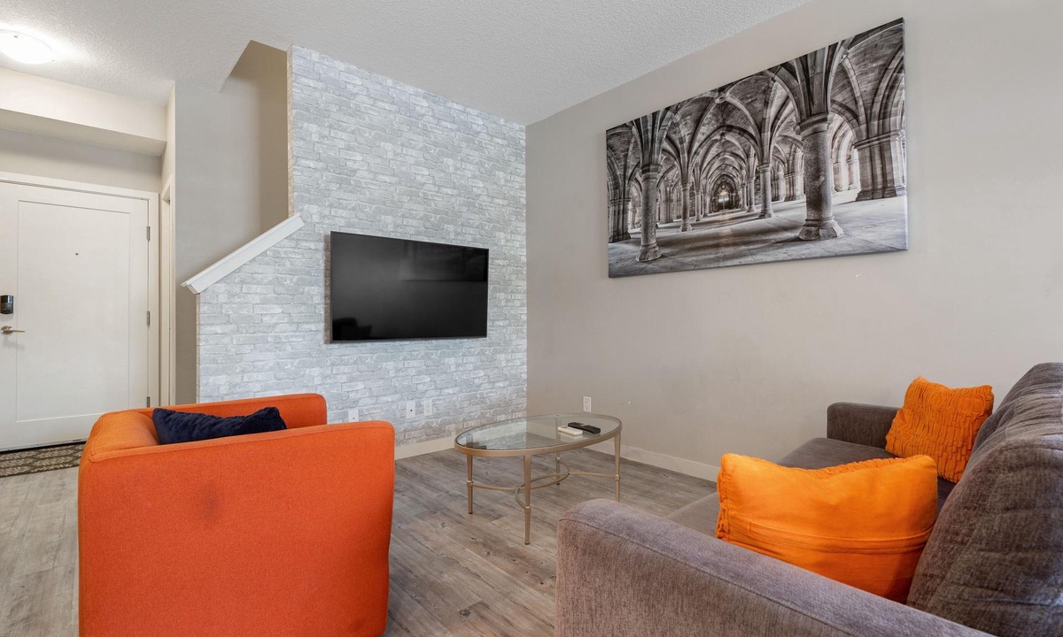 West Springs House | Stunning Oasis in West Springs - Near Downtown & COP