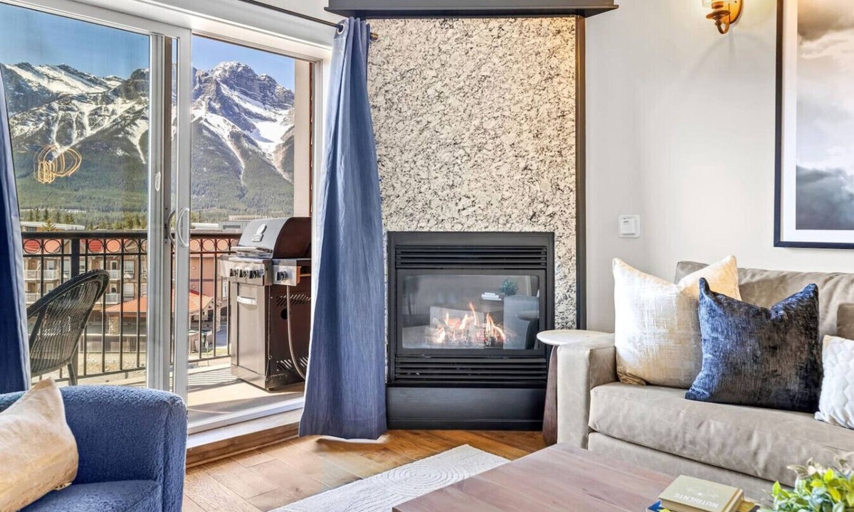 Cougar Creek Condo | Stunning Penthouse w/Mtn Views, Hot Tub & Pool!