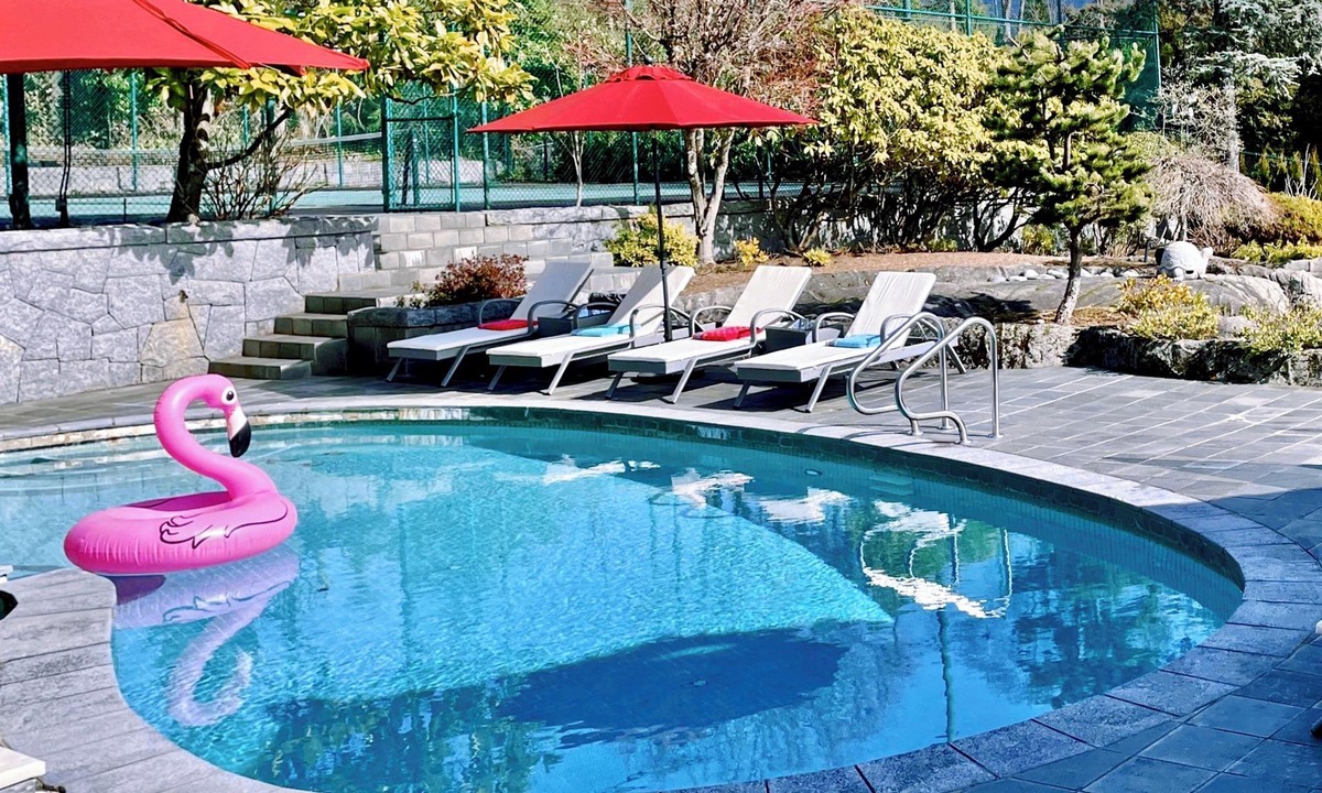 West Vancouver Villa | Stunning Seaview Mansion with Pool Hot tub Sauna