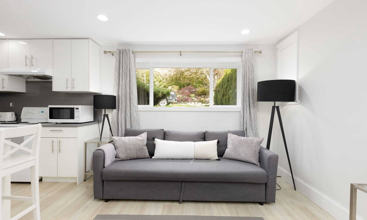 District of North Vancouver Apartment | Stylish 1BR Suite in North Vancouver 10 mins ski