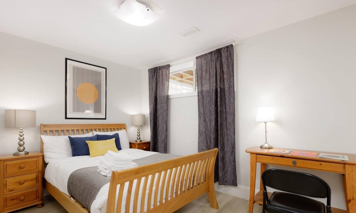 District of North Vancouver Apartment | Stylish 1 BR Suite in North Vancouver 10 Mins ski