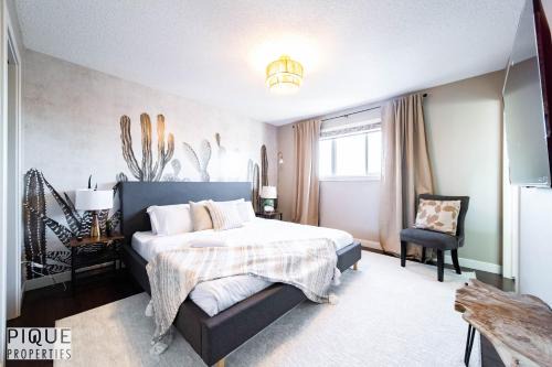 Southeast Edmonton House | Stylish Chic Home - King Bed - Free Parking & Netflix - Fast Wi-Fi - Long Stays Welcome