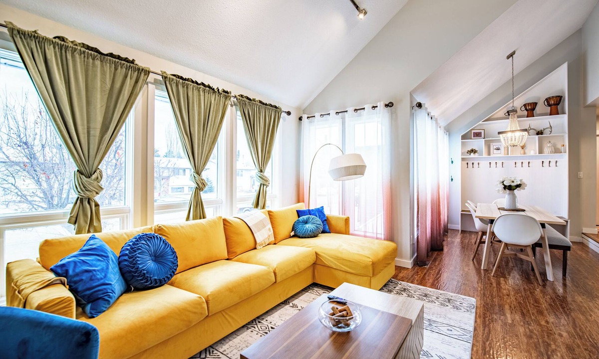 Red Deer House | Stylish & Cozy | King Bed | Arcade | Backyard & BBQ | Office & Hi-Speed Internet