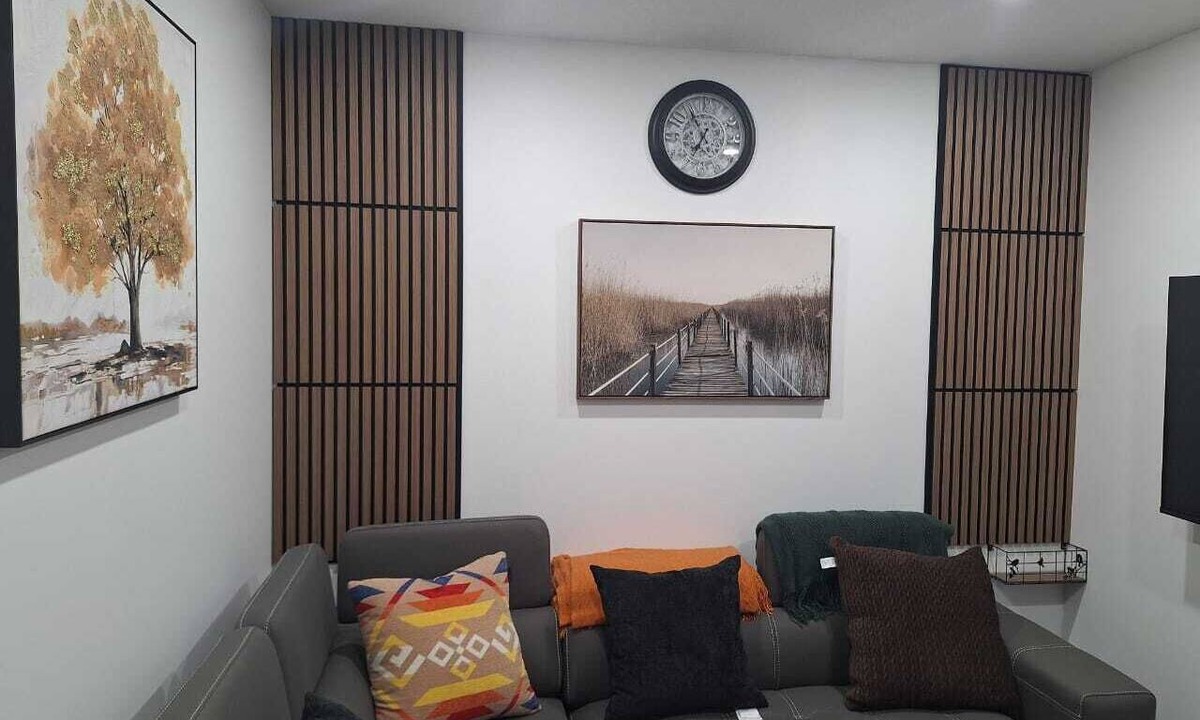 Leduc Apartment | Stylish & Cozy suite; smart entry, fast WiFi, Smart TVs,King bed. Near YEG & LRC