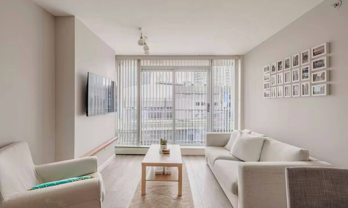 Central Apartment | Stylish Suite by the Arena & Bites