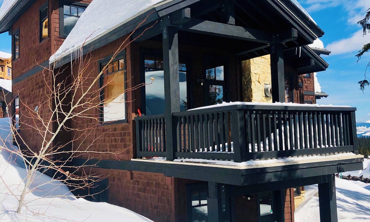 Big White Ski Resort Cabin | Sullivans Chalet - TRUE Ski in Ski out