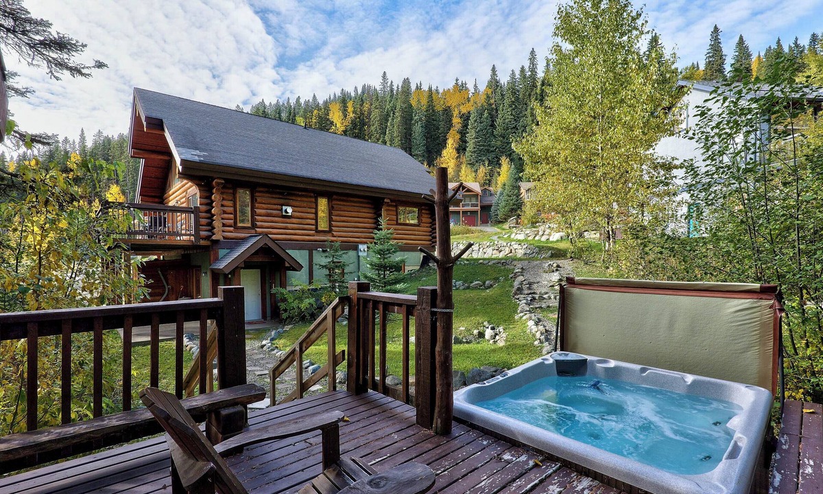 Sun Peaks Ski Chalet | Sunburst Chalet | Pet-Friendly Cabin, Sleeps 12