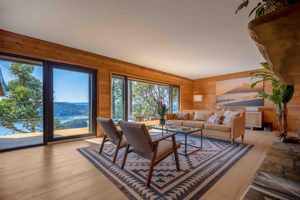 Galiano Cabin | Sunset Cabin w/ hot tub in Galiano