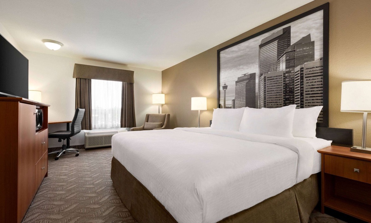 Southwest Calgary Hotel | Super 8 by Wyndham Calgary Shawnessy Area
