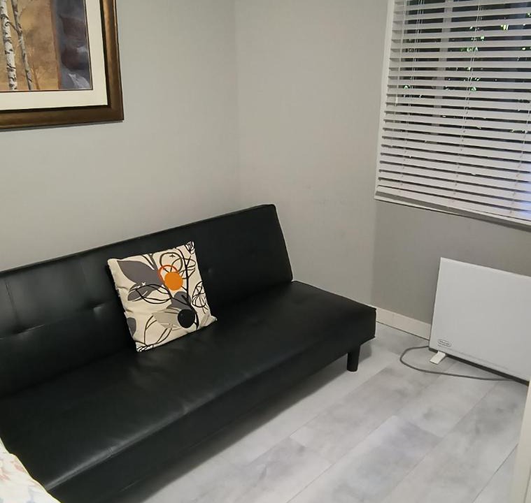 Surrey Newton House | Surrey Guest Home Near 88 Avenue - Free Parking