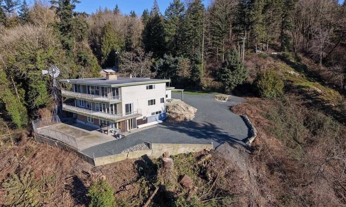 Chilliwack Proper Village West Hotel | That 70’s house Canada