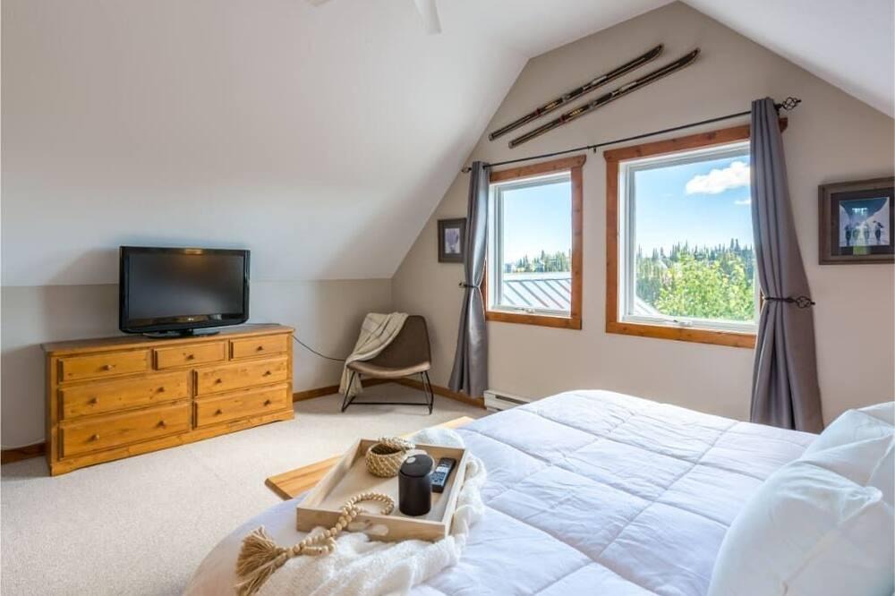 Silver Star Mountain Ski Chalet | The Alpine | No Service Fees | Ski-In & Ski-out