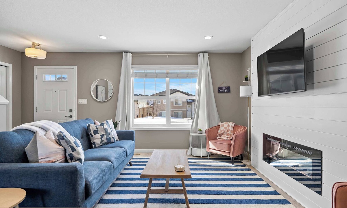 Sylvan Lake House | The Birch | 3 Bedroom Retreat | Sleeps 7 Guests! |