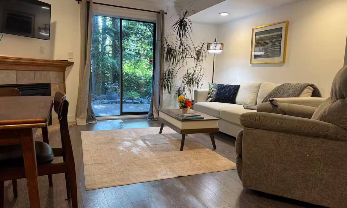 Lynn Valley Apartment | The Black Dog Brookside Cozy Creekside Suite
