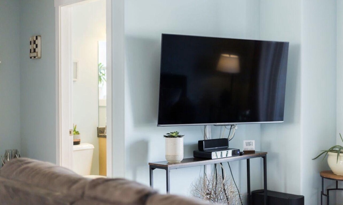 Kamloops House | The Cunning Cactus. Near McArthur Island. Home Gym. Pet-friendly!