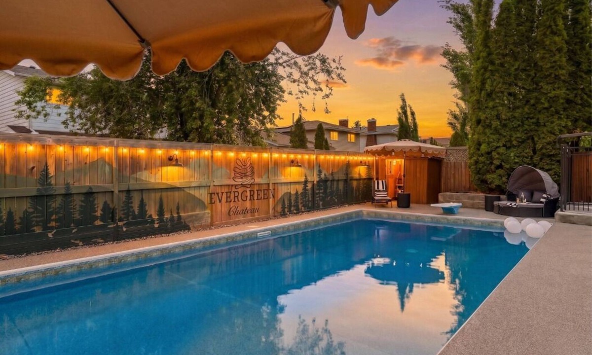Southwest Edmonton House | The Evergreen Château - Pool & HotTub - Barrel Sauna - Gym