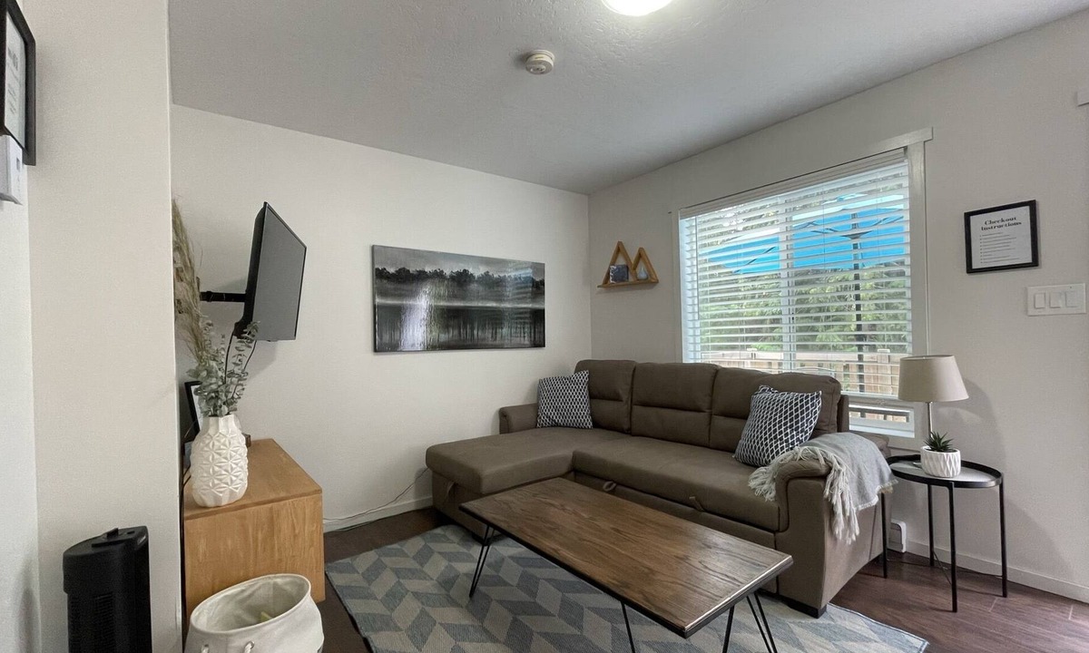 Magna bay Cabin | The Hideout | Cabins at Crowfoot Mtn - Mountain views with Hot tub