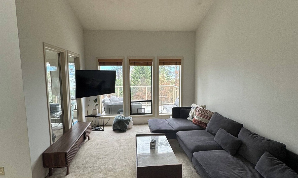 West Kelowna Estates House | The house that survived the fire 8 mins to downtown.