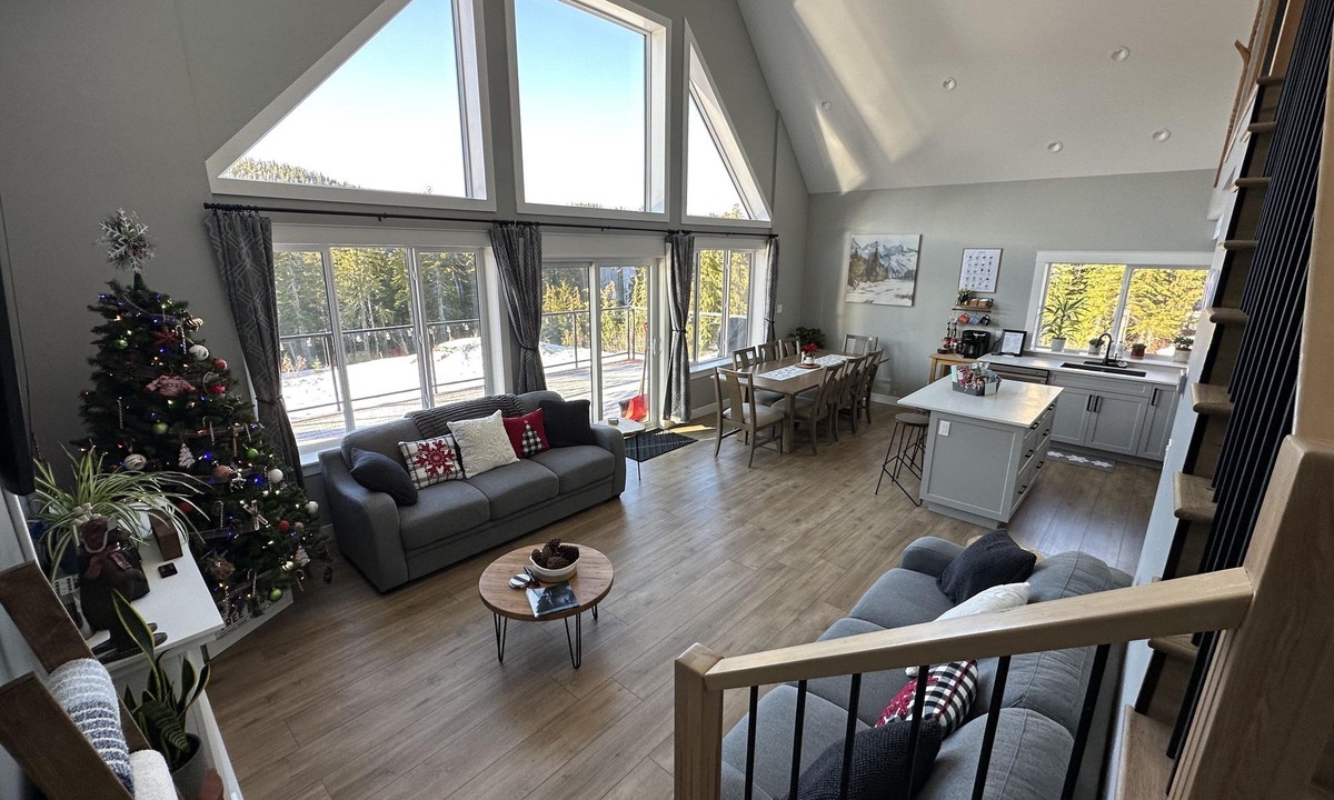 Courtenay Ski Chalet | The Knotty Cedar*Entire Chalet*Mount Washington*media room