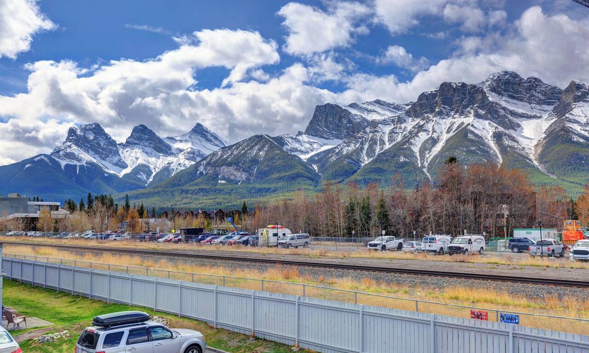 Canmore House | The Mountain View | Amazing Views, Private Hot Tub, Centrally Located