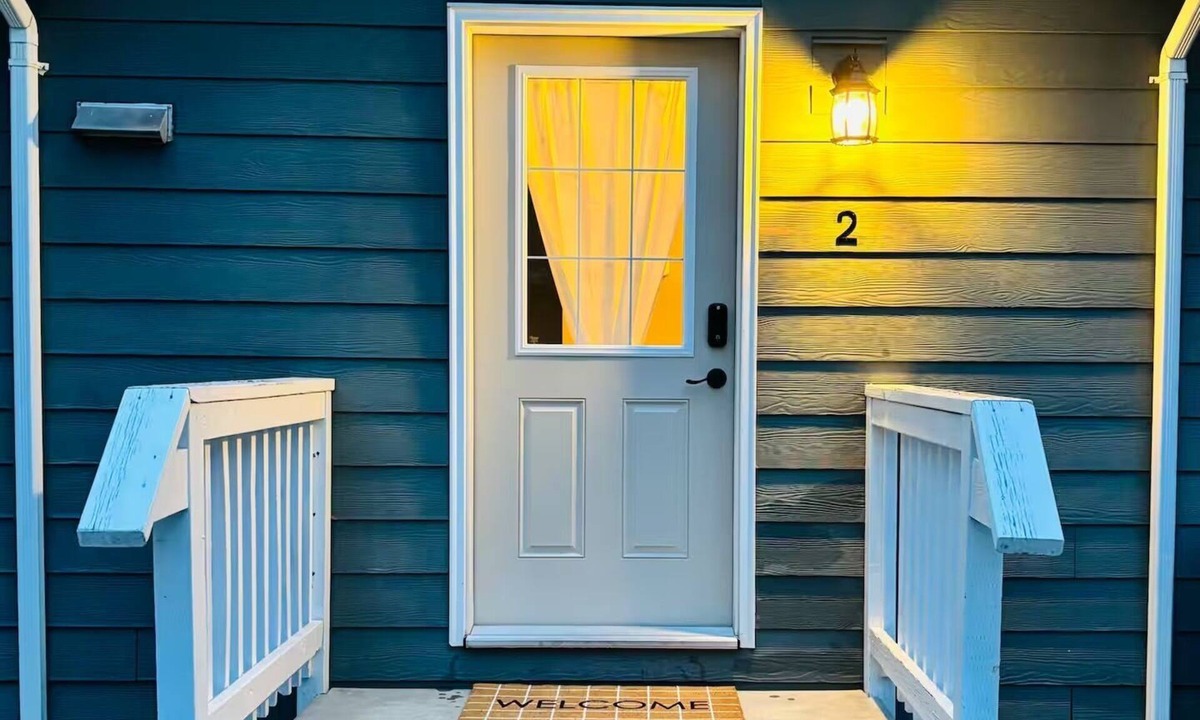 Okanagan-Similkameen House | The Nook at Latimer - 2 Bedroom Carriage House- Short Walk to Downtown and Beach