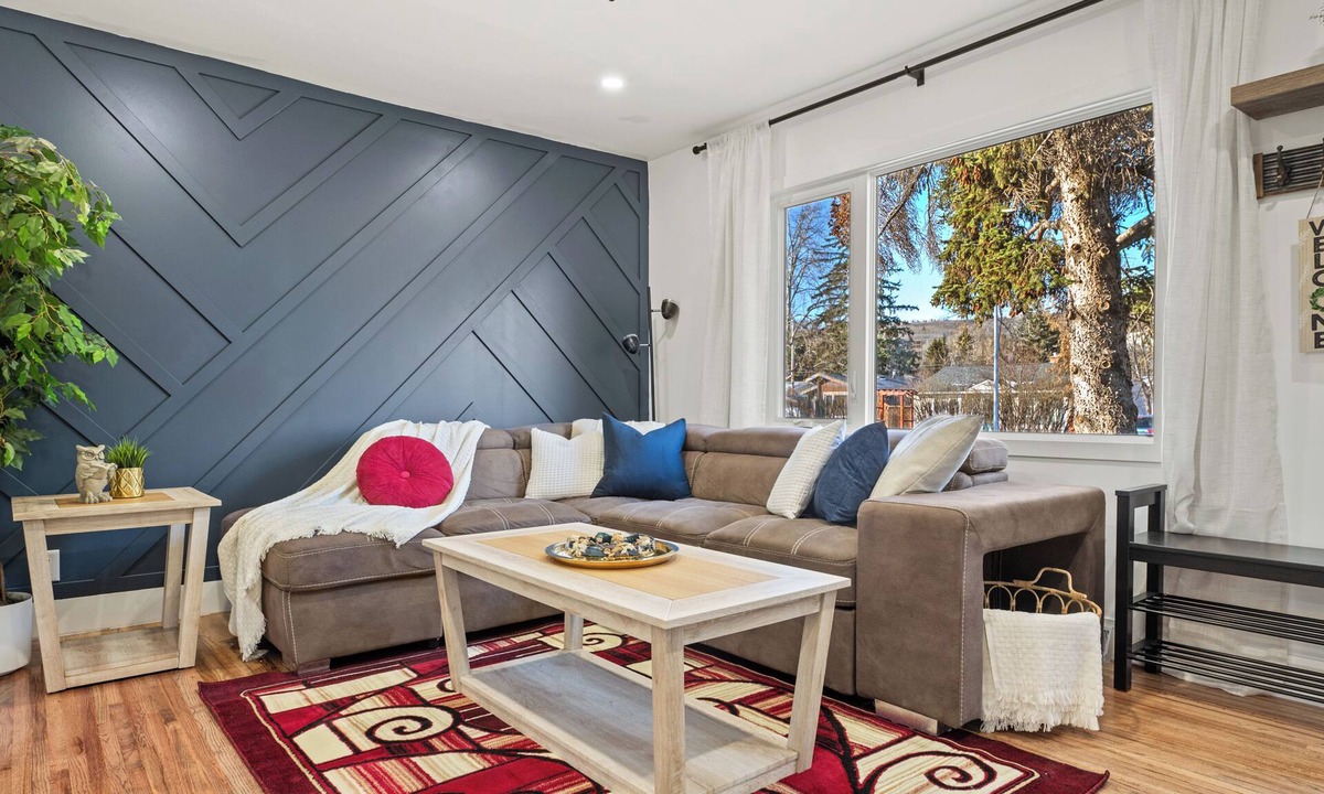 Northwest Calgary House | The Owl – Main Floor Suite Near Banff (Sleeps 7)