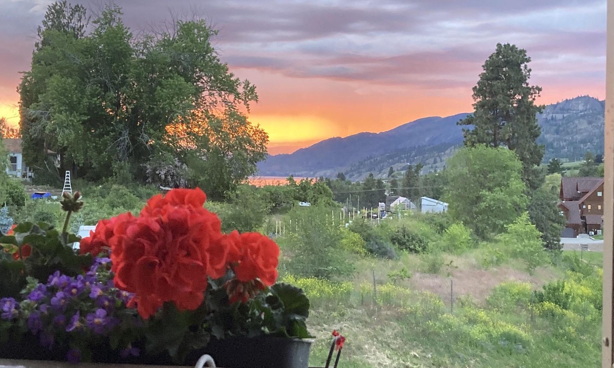 Okanagan-Similkameen Bed & Breakfast | 'The Patio' King Suite at GaLaView B&B: Sunsets; Beaches & Wineries