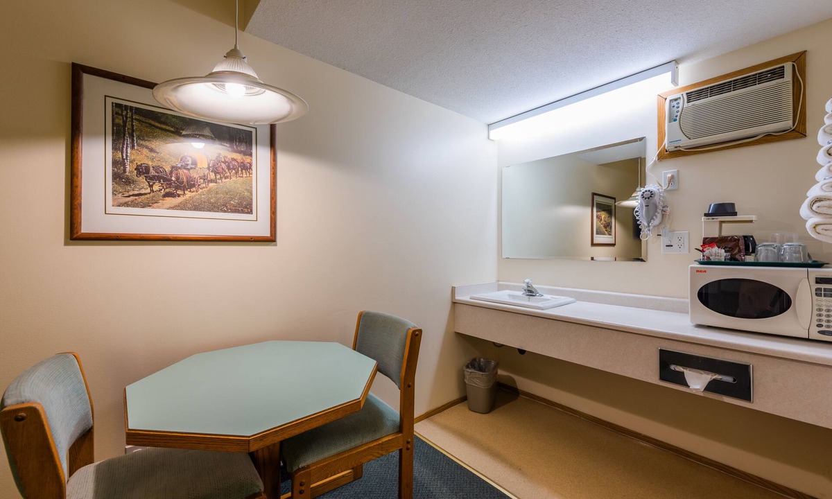 Valleyview Hotel | The Ranchland Inn
