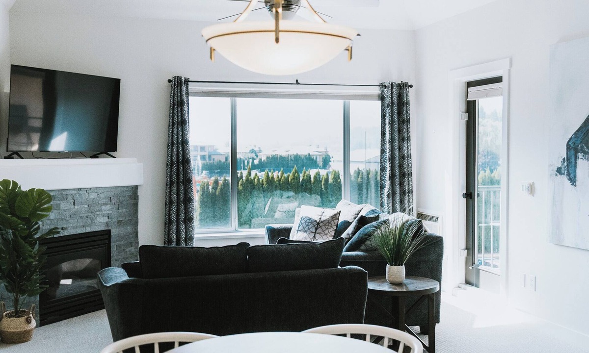 Sicamous Condo | The Shu Suite - Pool/Hot Tub + Boat Slip