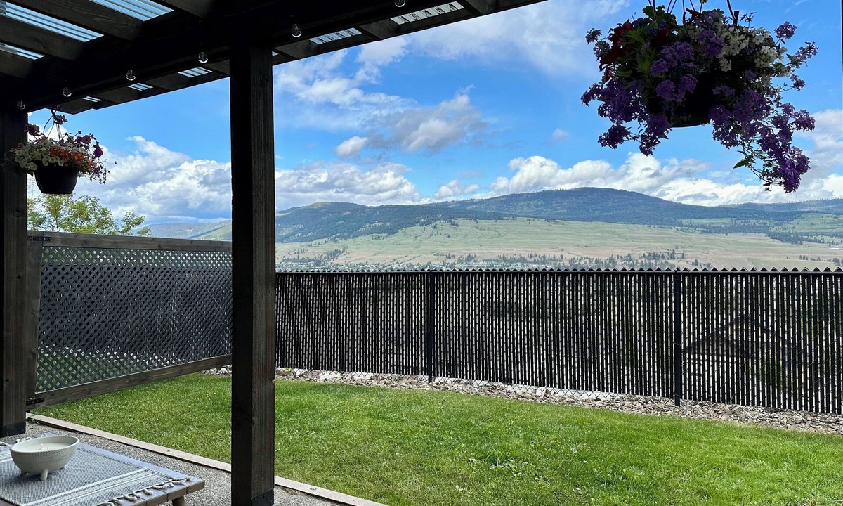 Winfield House | The Sunrise Suite: Bright | Modern | 10min from beaches, wineries, airport & UBC