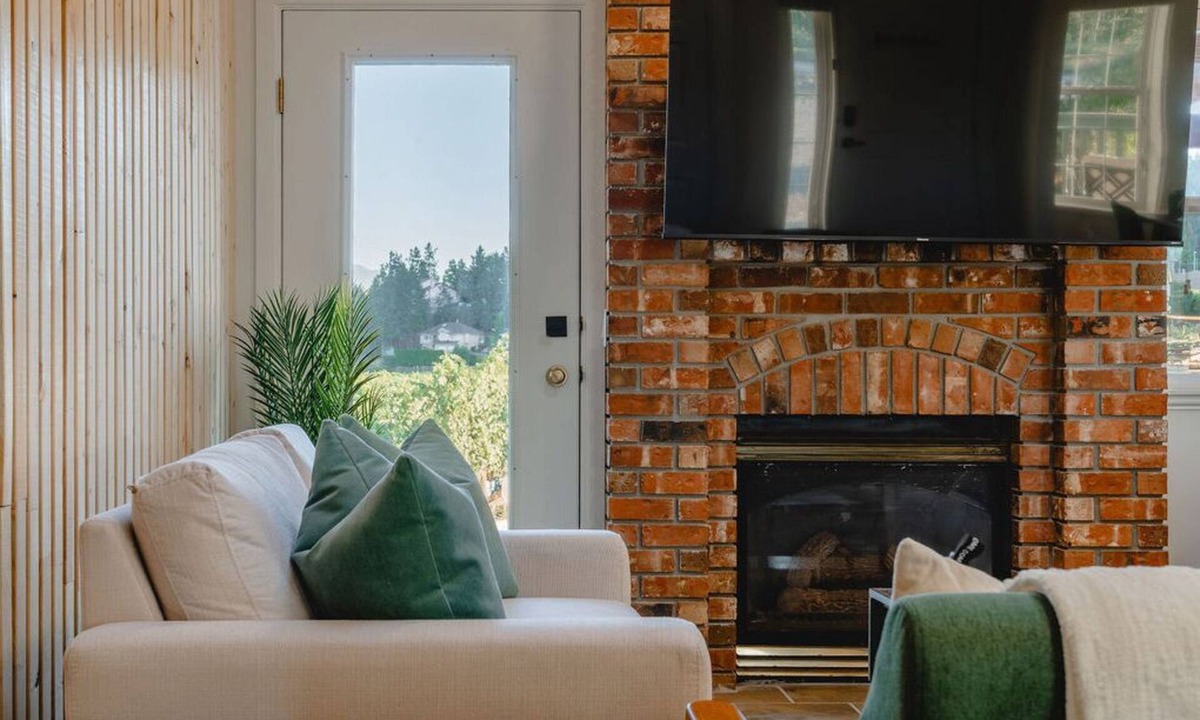 Rutland House | The Waikiki Retreat | Wow location + King Bed + Beach Volleyball! (Pets Allowed)