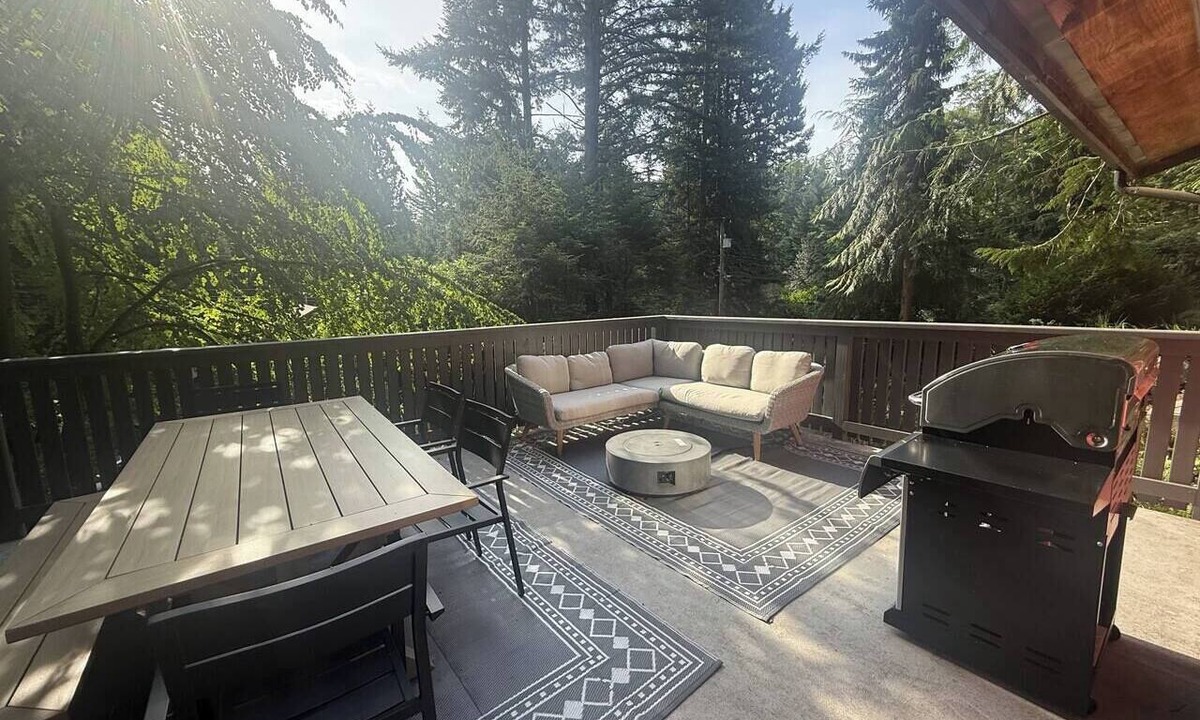 Bowen Island House | The Yellow Door Cottage | Classic Bowen Charm