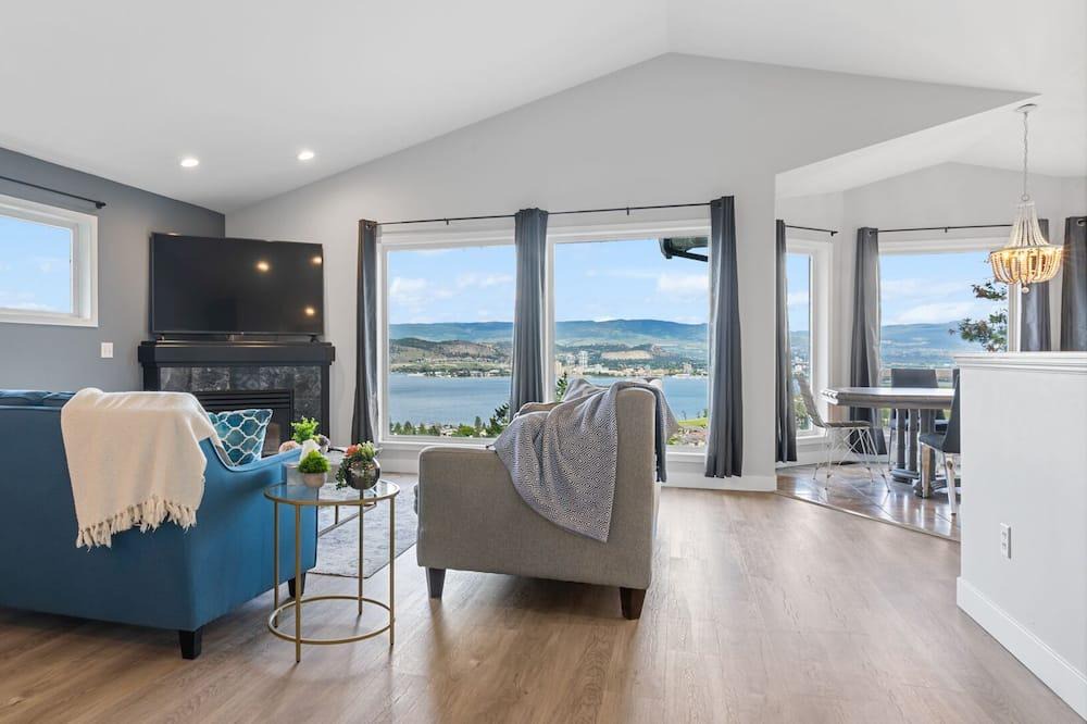 West Kelowna Estates House | This house is a 3 bedroom(s), 3 bathrooms, located in West Kelowna, BC.