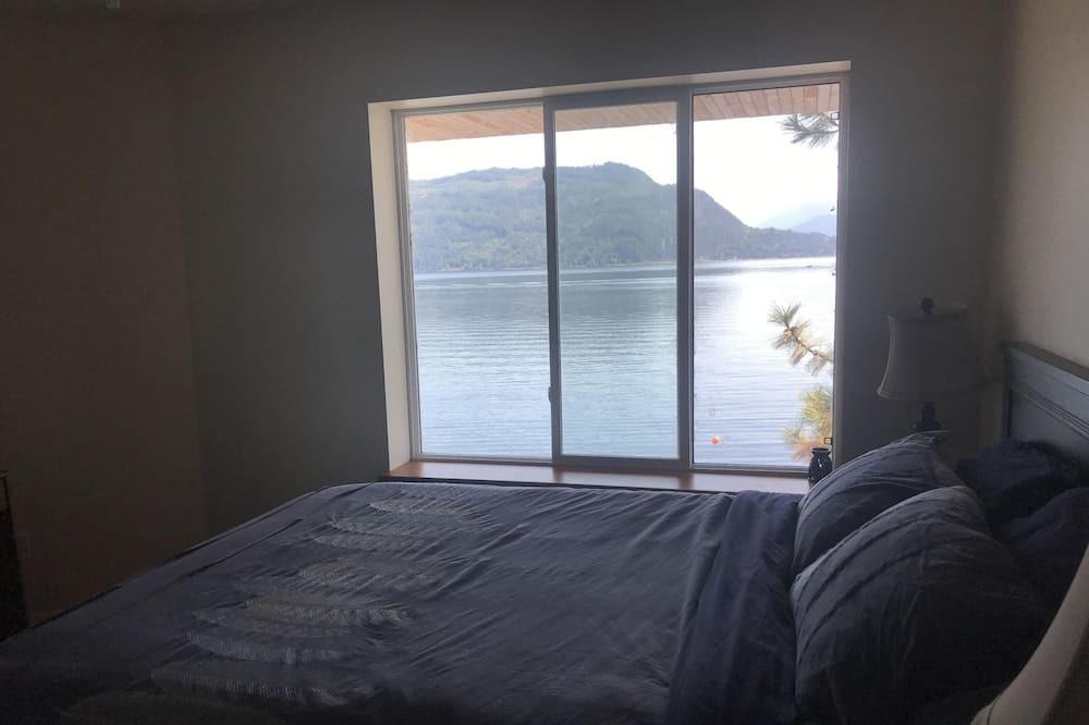 Scotch Creek House | TLC Beachhouse "Entire Home" - Waterfront - Shuswap Vacations and Sledding Accommodation