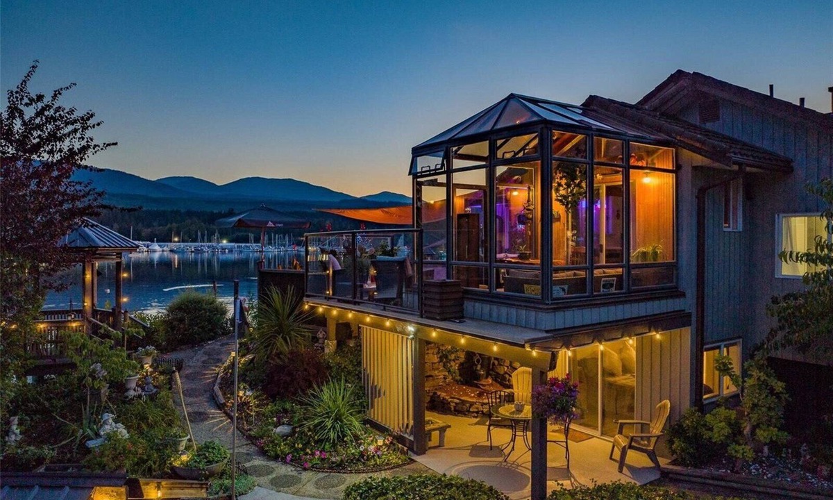 North Oyster House | Trails End Beach House 1 bedroom plus cabin bedroom