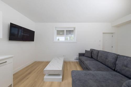 Eastern Hillsides House | Tranquil 2-Bedroom Basement Suite Relaxing Stay
