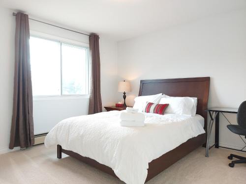 Southeast Kelowna Bed & Breakfast | Tranquil Retreat Spacious 2-Bedroom Suite on the 2nd Floor