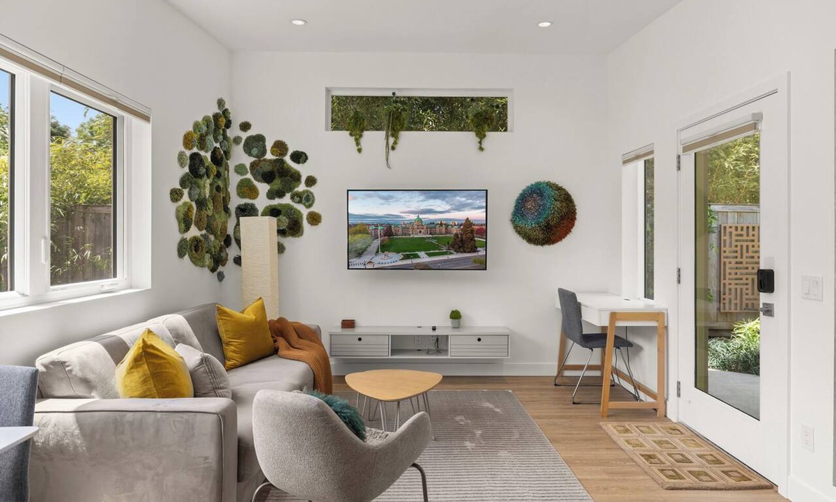 Cordova Bay Cottage | Tranquil Seaside Cottage