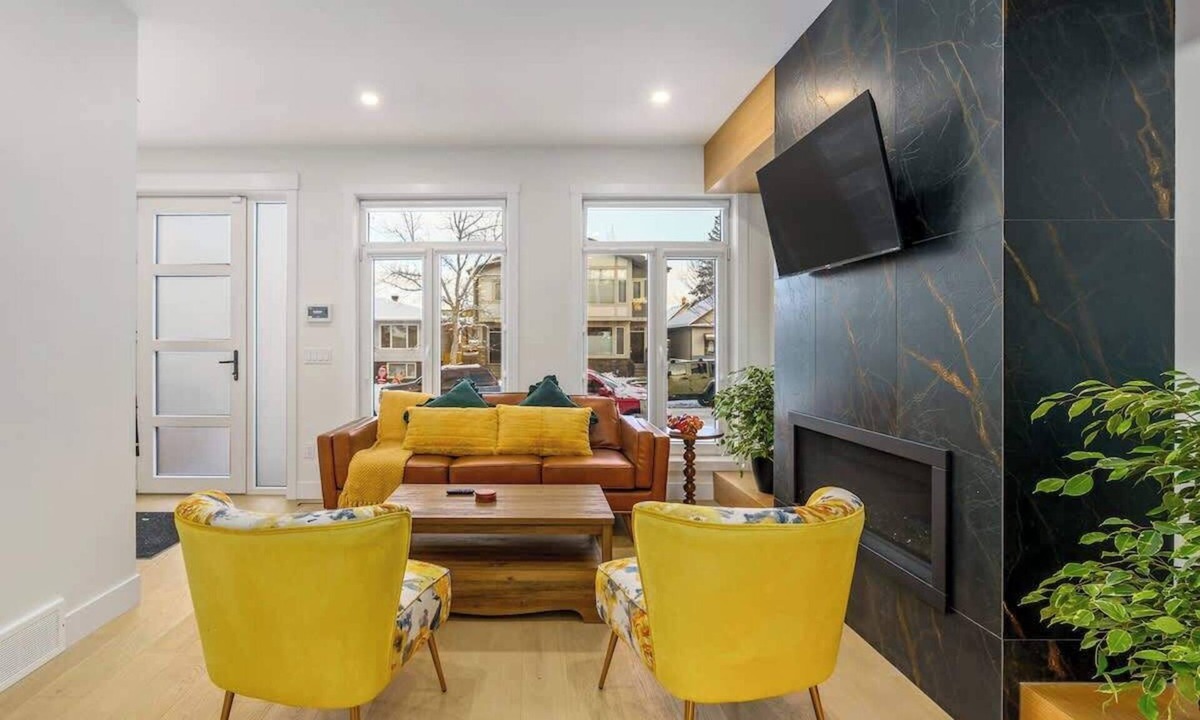 Bridgeland House | Trendy Bridgeland | Fireplace | King Beds | AC