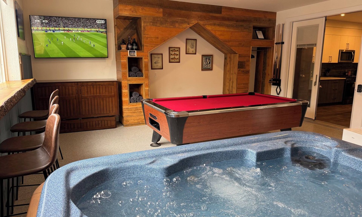 Revelstoke Apartment | Unwind in this spacious mountain condo featuring a private hot tub, pool table, mini bar, and premium amenities—perfect for family vacations and ski getaways with friends.