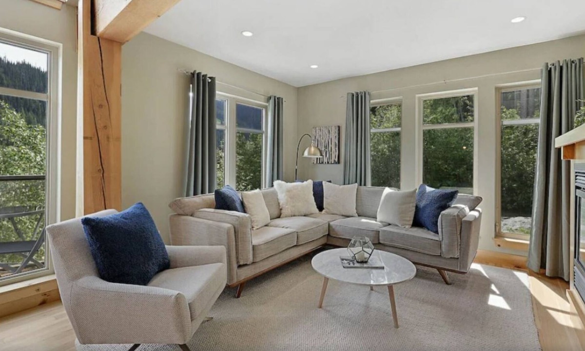 Sunburst Estates Ski Chalet | Upper House, Close to ski lifts and ALL amenities, fully equipped