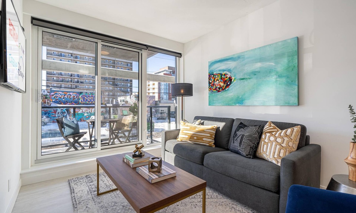 Sunnyside Condo | Upscale Street Art 1 BD 1 BA in heat of Kensington