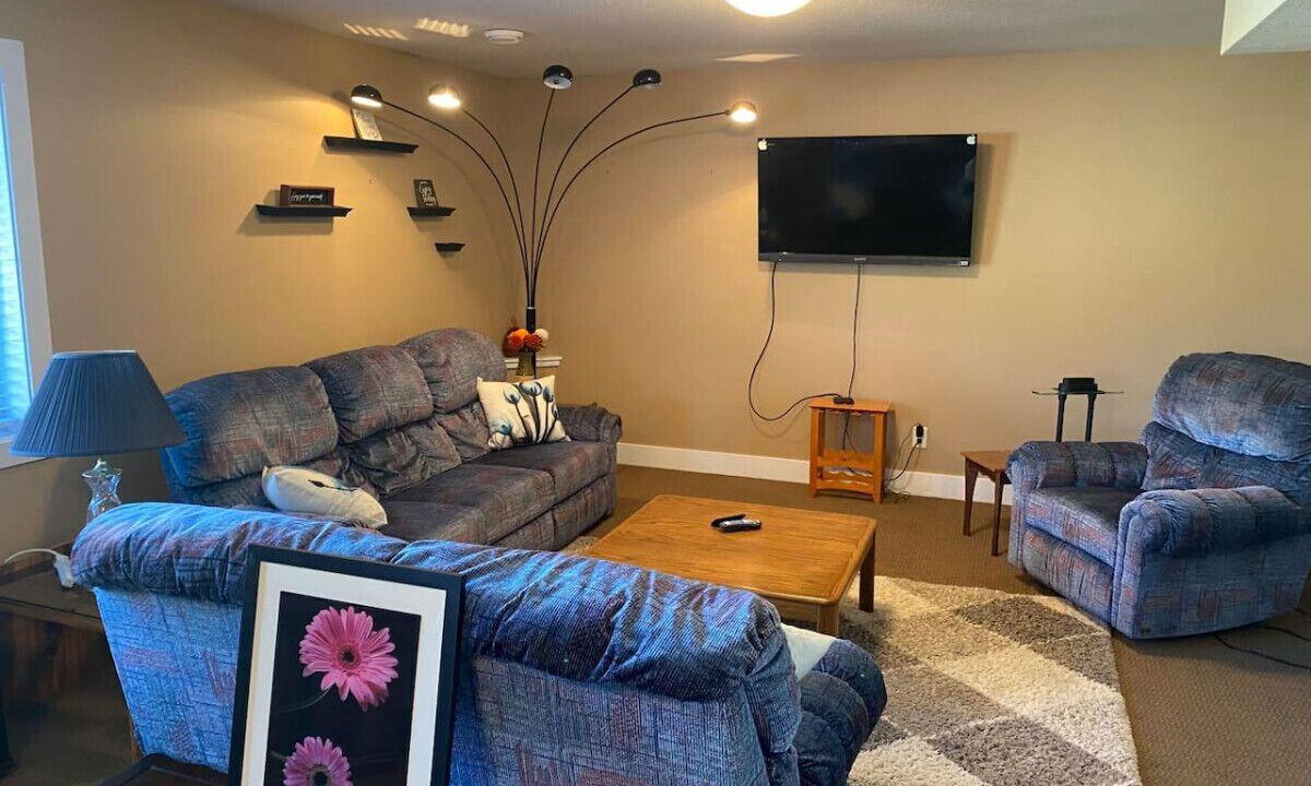 Castlegar Apartment | Uptown Mountainview Suite