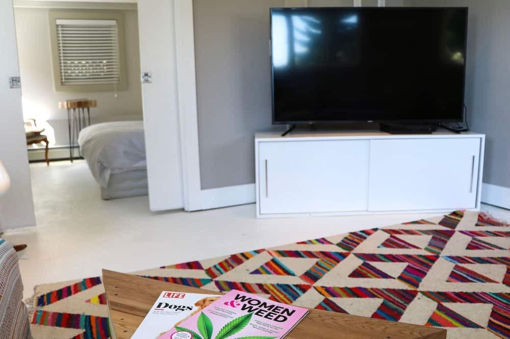 Lower Lonsdale House | Urban garden getaway