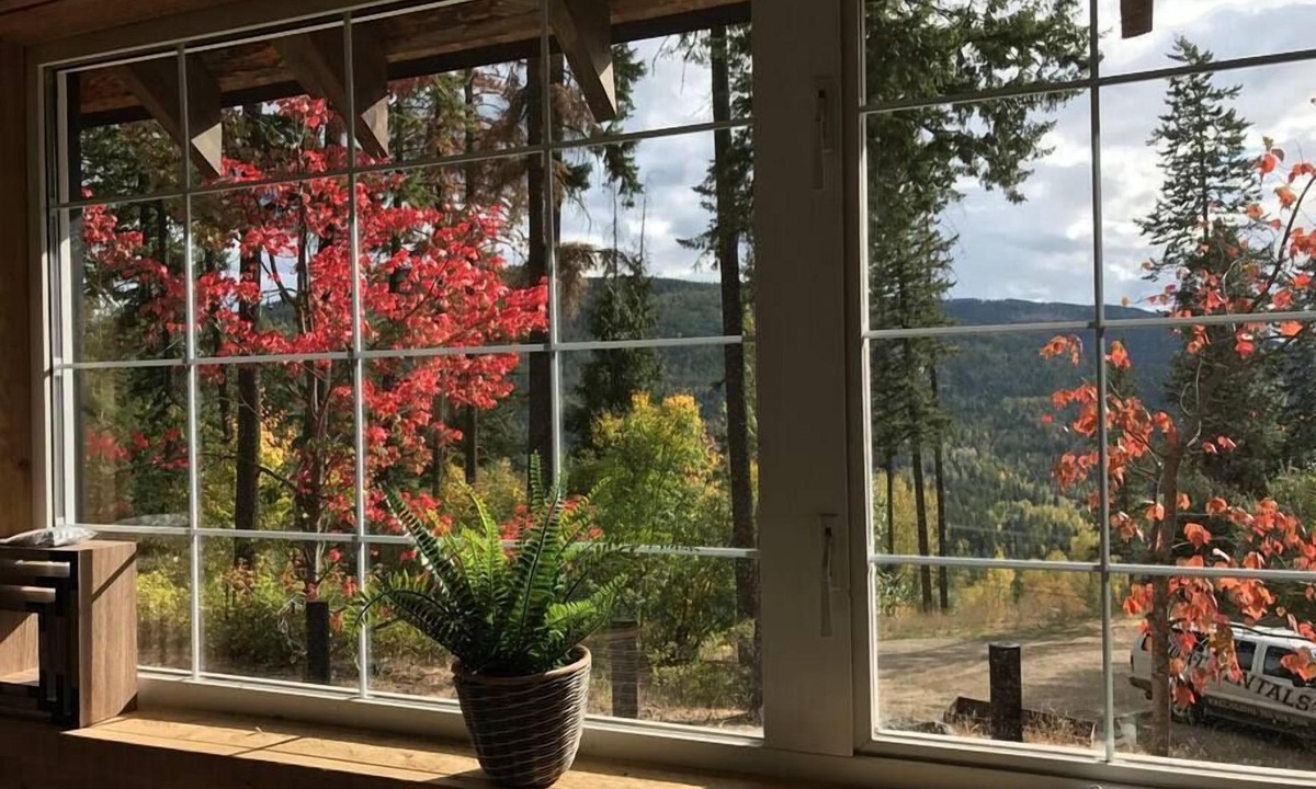 Vernon Cabin | Vernon Cedar Cabin - Private Hot Tub - King Bed - Close to Ski Hill and Town