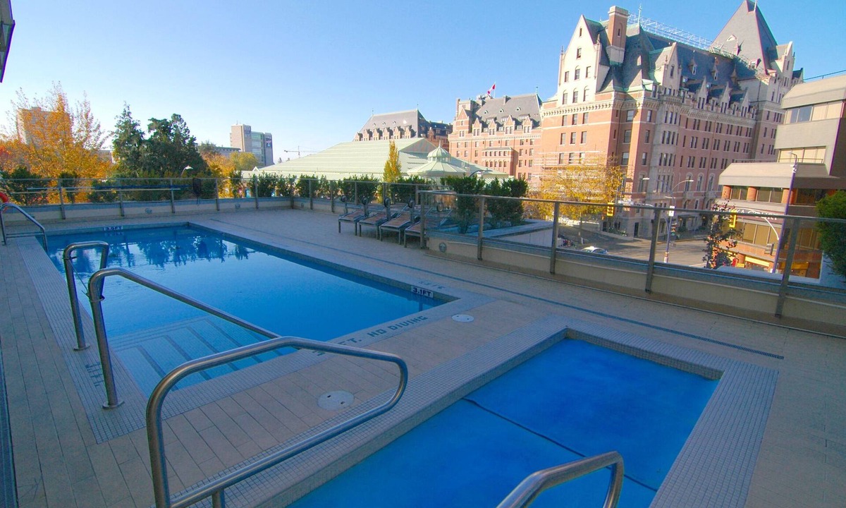 Downtown Victoria Hotel | Victoria Waterfalls Hotel, Best Life At The Falls! Pool, Hot Tub, Gym.