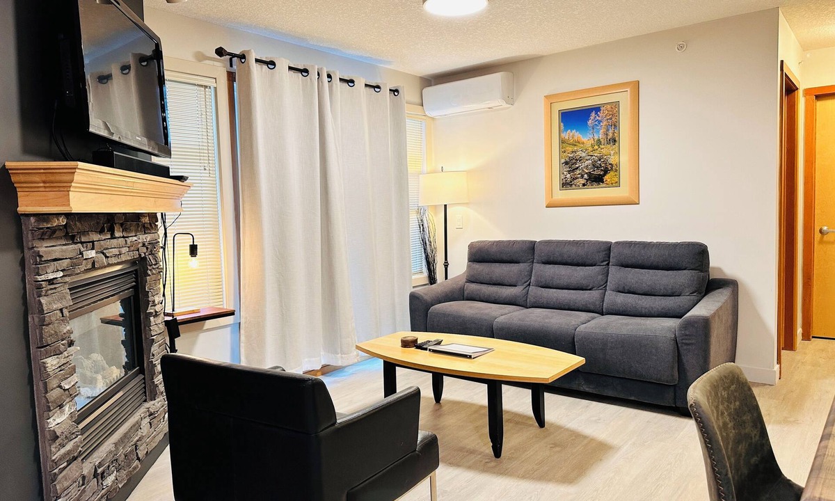 Cougar Creek Apartment | W463 Top Floor Suite in Canmore- A/C, King bed, Central, Gym, Free parking, 2BR