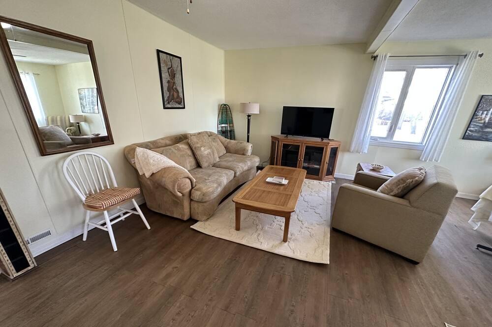Stettler House | Walkable Stettler 2 Bedroom Suite