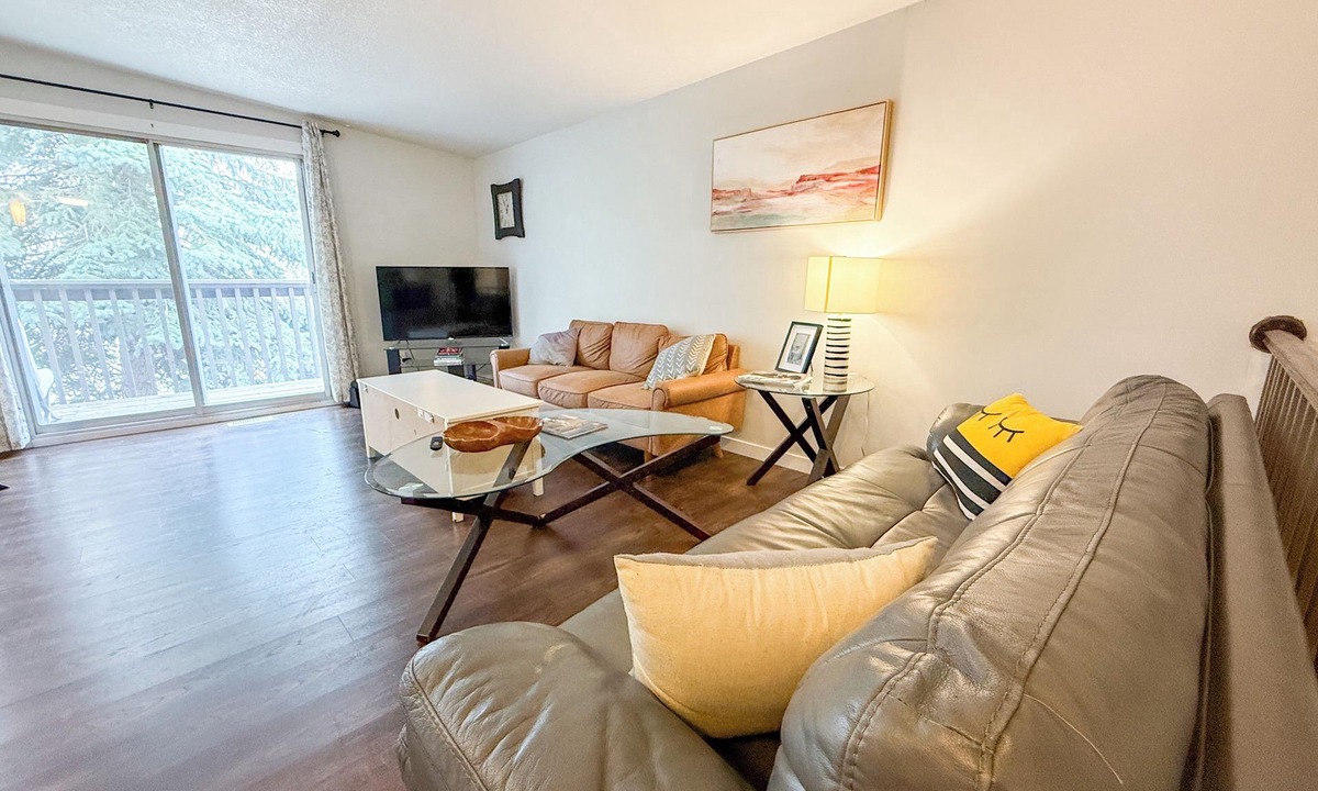 Sunnyside House | Waterside Retreat: 3-Bed Suite near Bow River