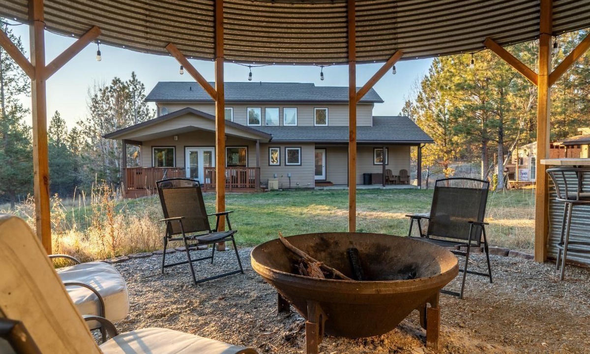 East Kootenay House | Welcome to our Mountain Home, a private getaway.